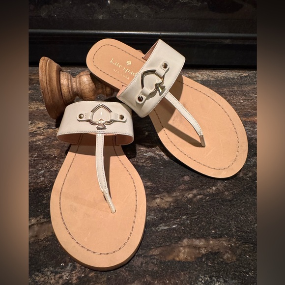 🚨SOLD🚨 KATE SPADE NEW YORK Cassia NEW White Patent Thong Flats Sandals Size 8.5 - Picture 8 of 16